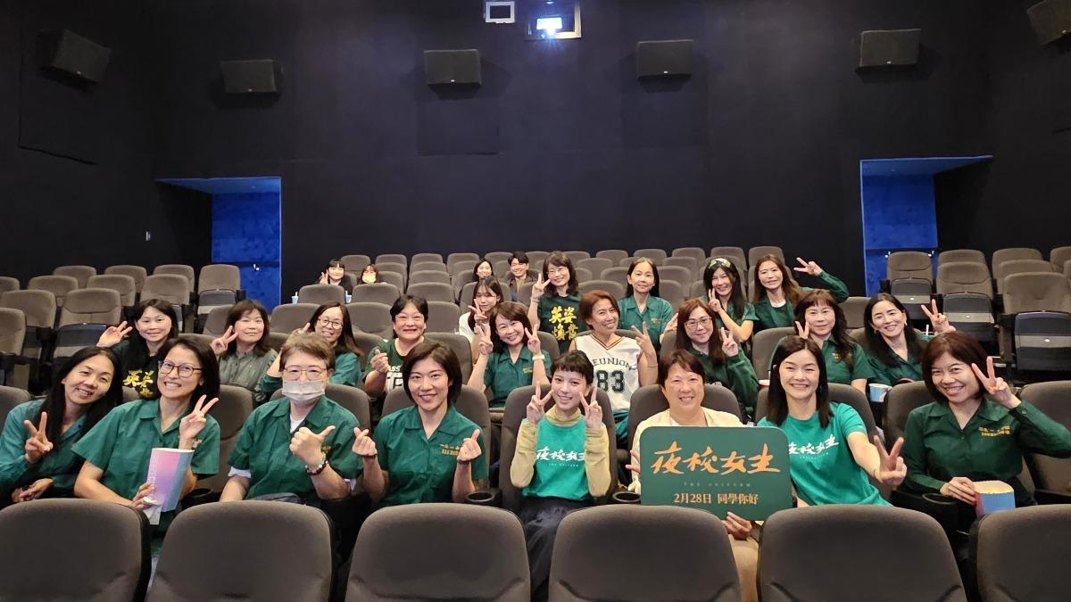 項婕如合體畢業多年「小綠綠學姐」戲院開同學會。（圖／興揚電影提供 )