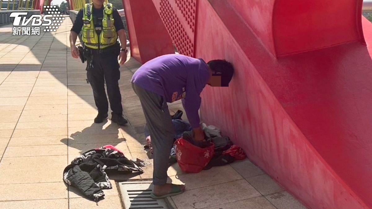 因沒錢也沒地方去打算在附近活動後夜宿，所以才先將家當放在橋上。（圖／TVBS）