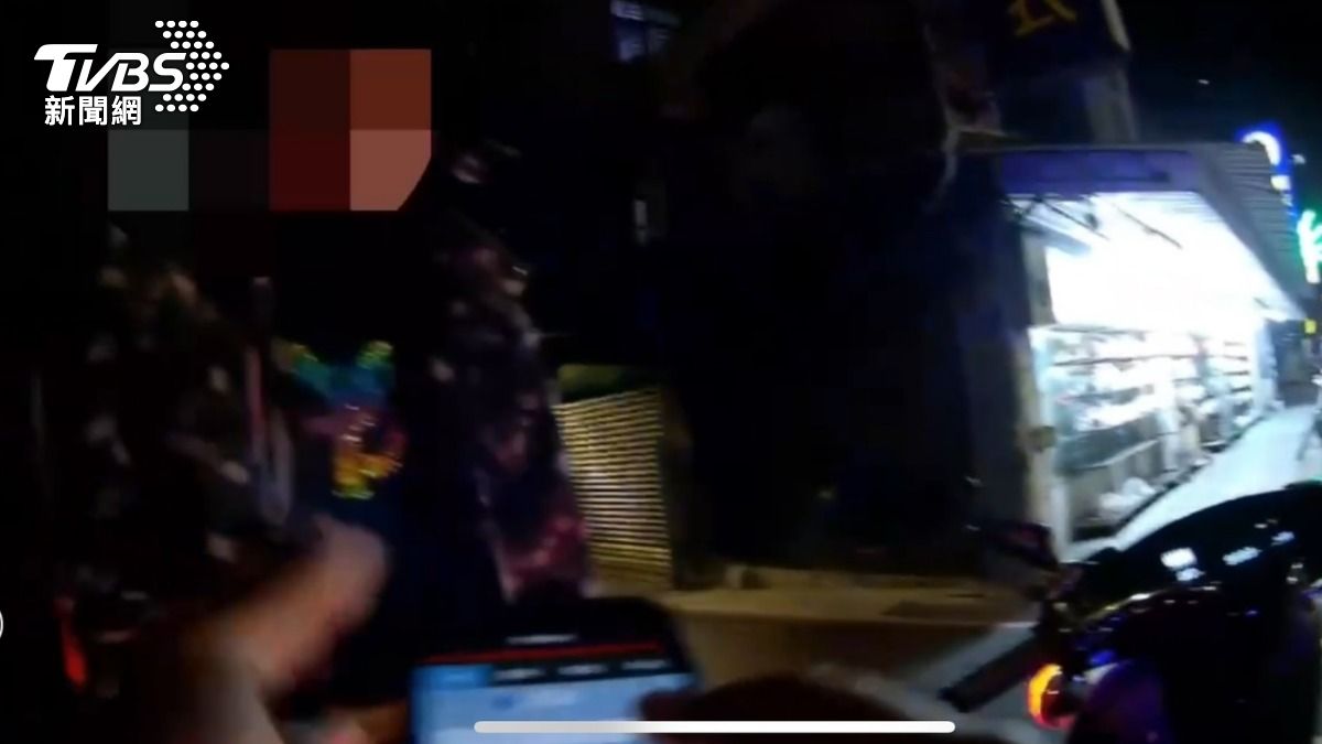 男子違規穿馬路遭警盤查詢問。（圖／TVBS）