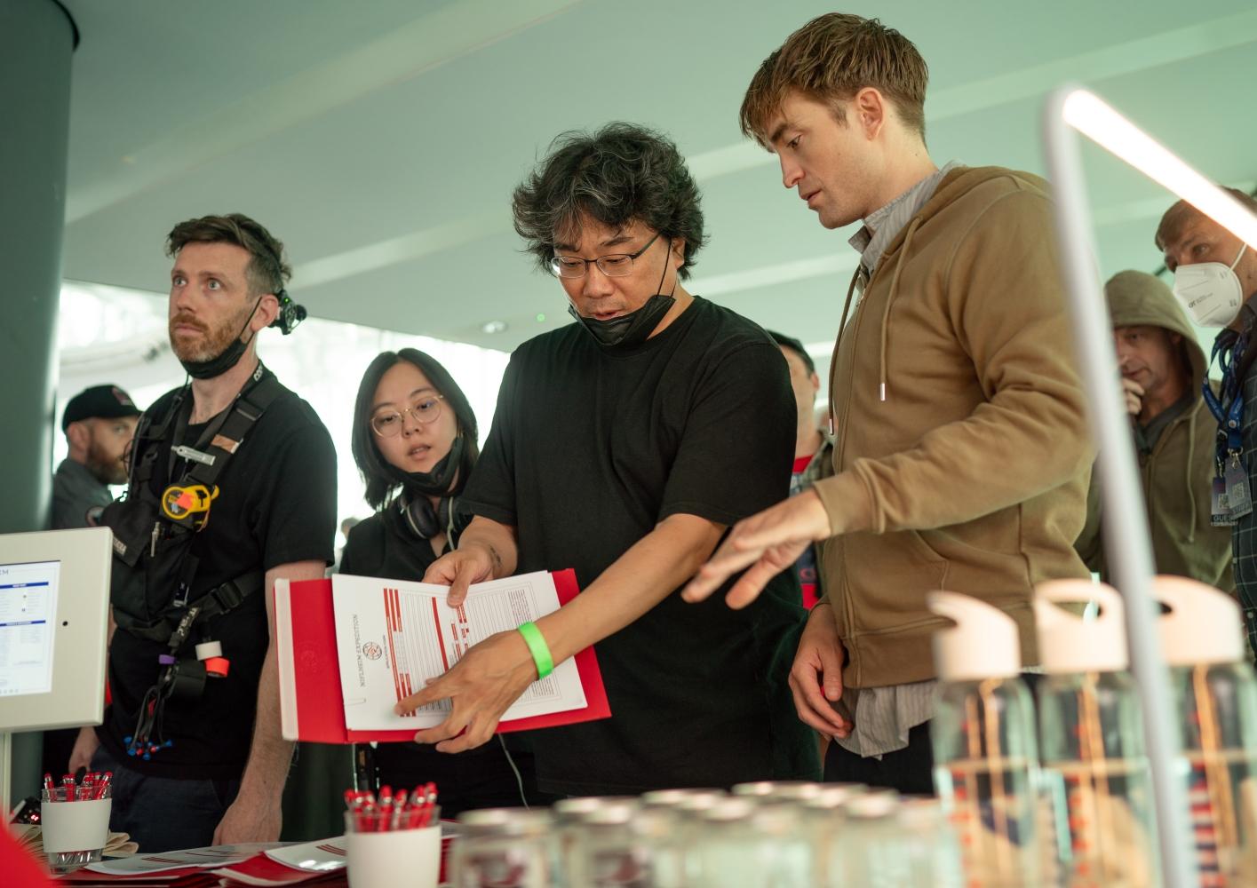 奉俊昊（中）與羅伯派汀森（右）。（圖／華納兄弟提供）