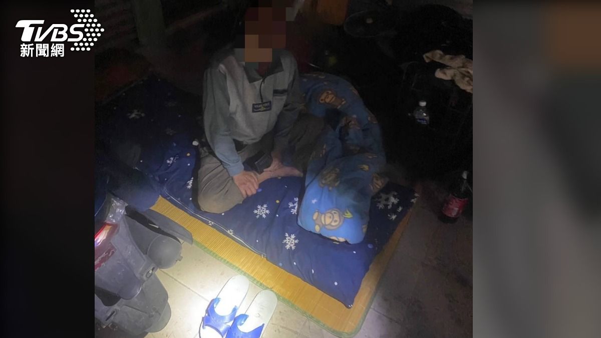 一名59歲的紀姓男子因家道中落，老家遭變賣，流落街頭。（圖／TVBS）