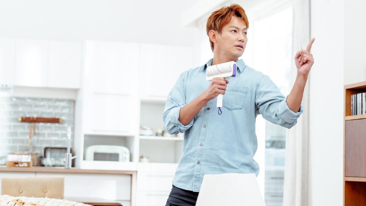 威廉勤勞做家事。（圖／花仙子企業股份有限公司提供）