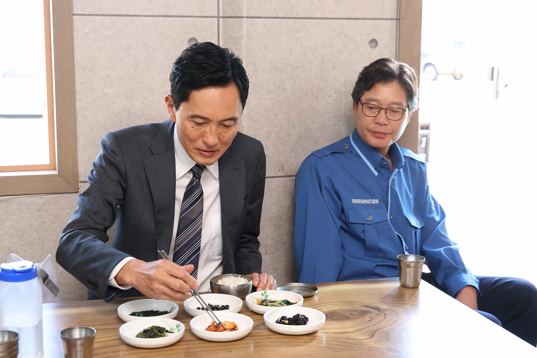 松重豐（左）在片中跟演技派男星劉宰明有精彩又爆笑的餐桌對手戲。（圖／采昌國際多媒體提供）