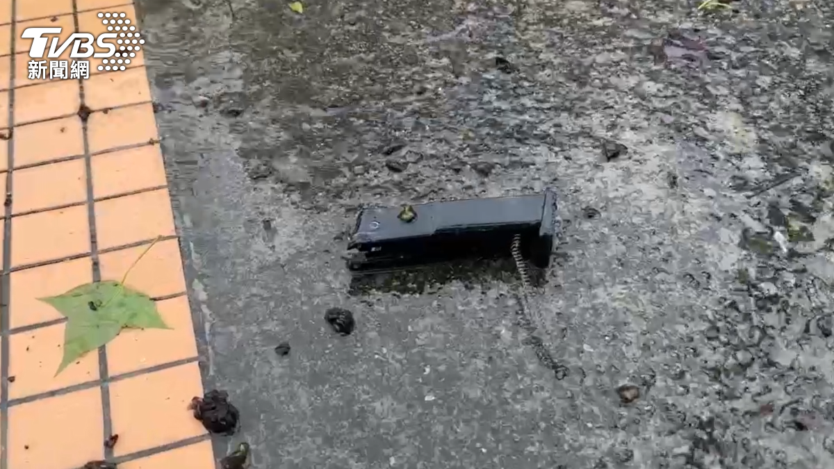 民眾目擊槍從回收車上掉落。（圖／TVBS）