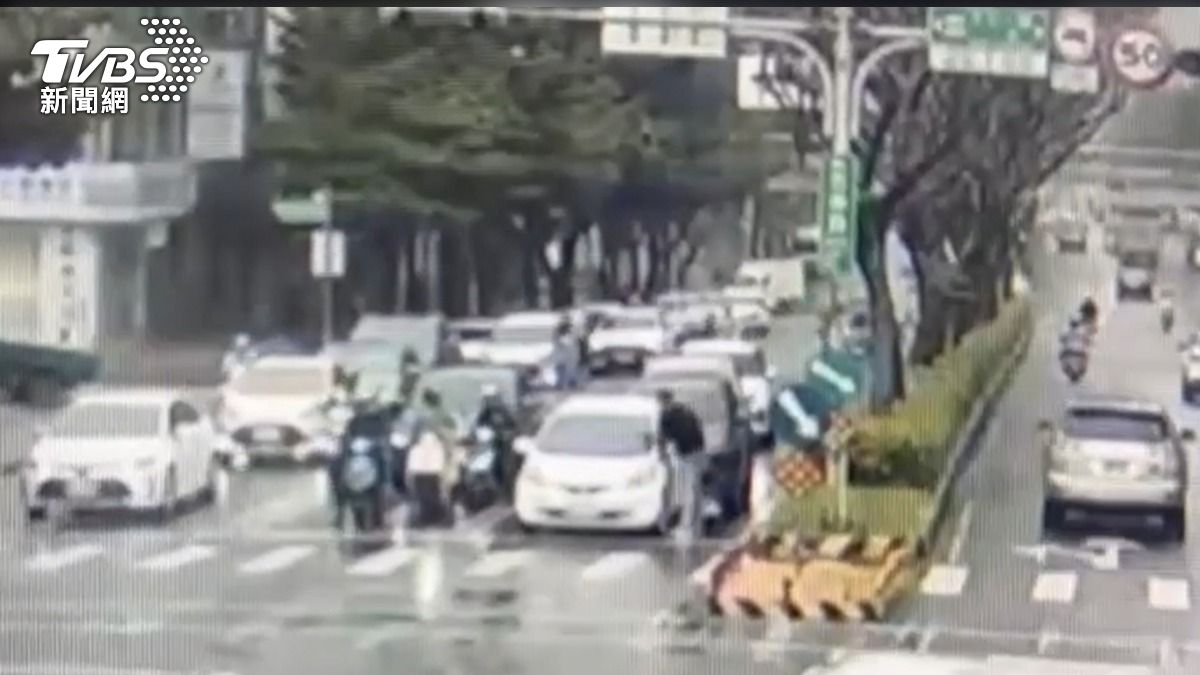車輛紅燈時，男子下車找女子爭執理論（圖／TVBS）