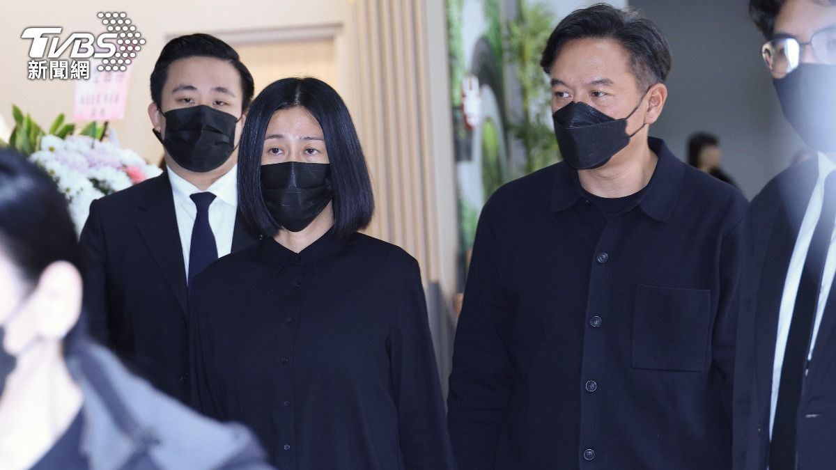 張翰帶妻子現身告別式。（圖／張哲鳴攝）