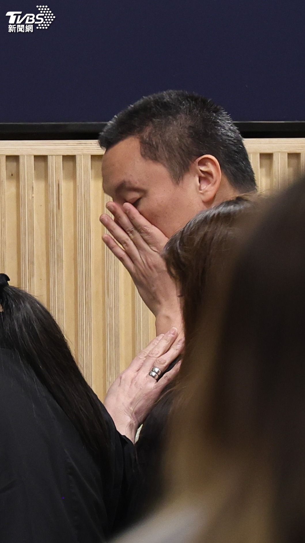 張震拭淚。（圖／張哲鳴攝）