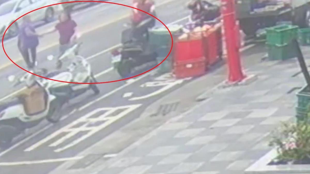 東大門夜市外爆衝突。（圖／TVBS）