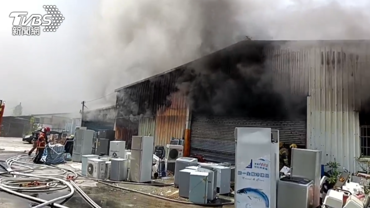 警消在現場搶救當中。（圖／TVBS）