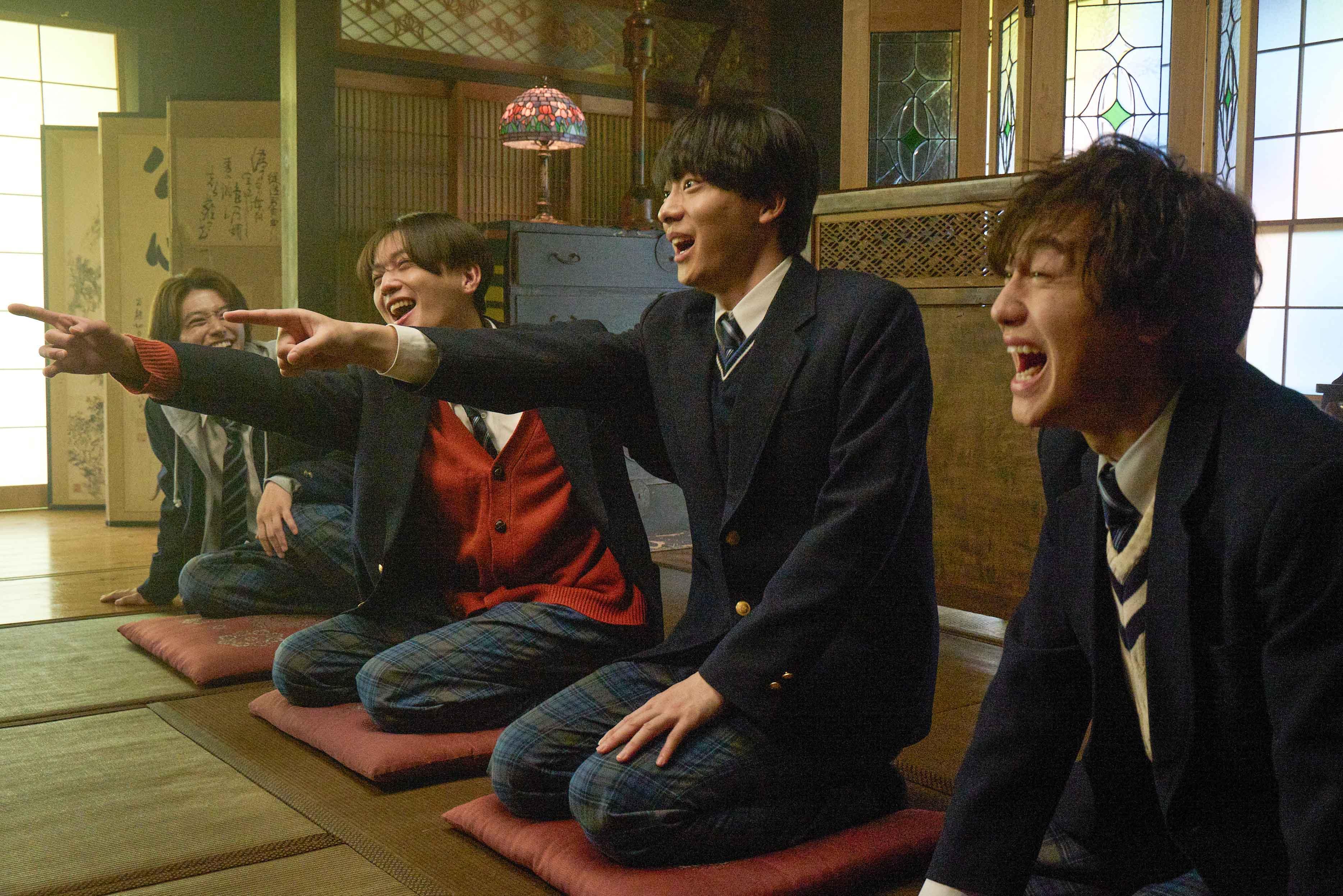 八木勇征（左二）非常喜歡四人齊聚一堂，討論如何使用魔法的「祕密會議」。（圖／天馬行空提供）