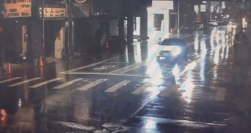 善心駕駛打警示燈保護女子。（圖／TVBS）