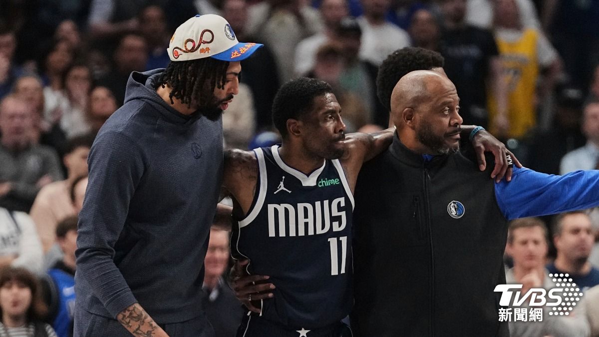 厄文（中）需隊友與教練攙扶退場。（圖／達志影像美聯社）