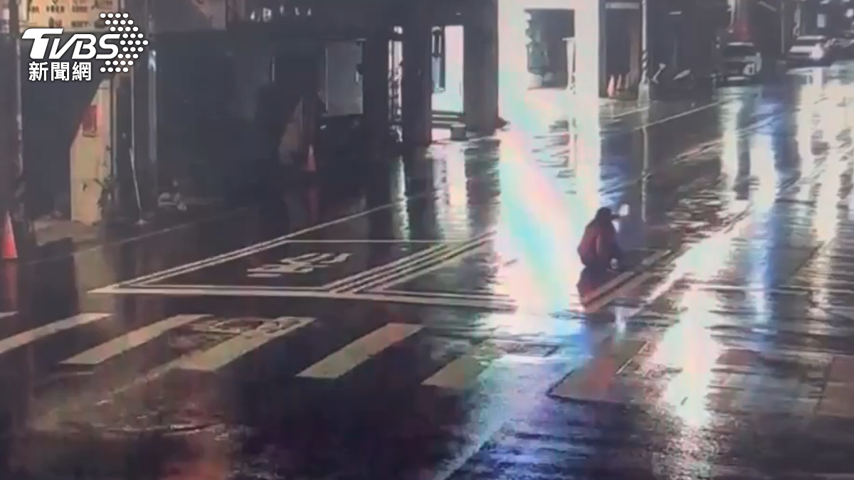 女子深夜坐在地上。（圖／TVBS）