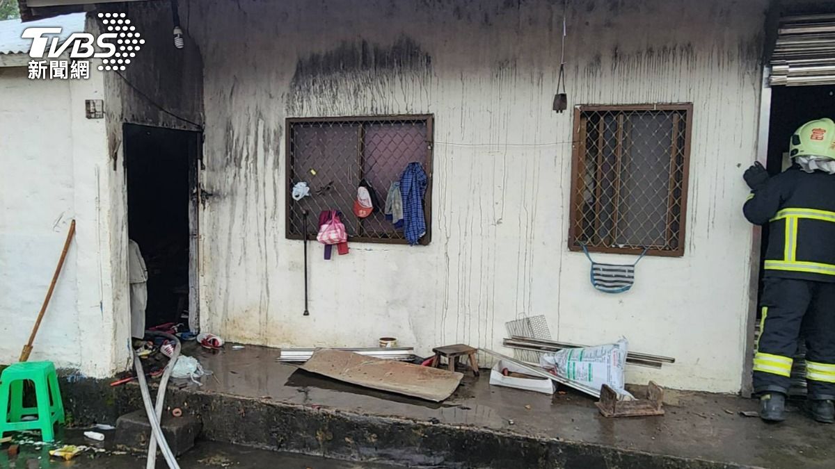 花蓮鐵皮民宅大火，婦人嗆傷送醫不治。（圖／TVBS）