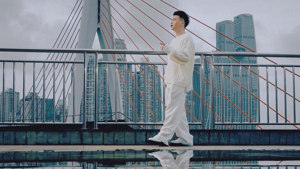 蕭秉治新歌〈想悄悄住進你的靈魂〉登上KKBOX即時榜冠軍。（圖／相信音樂提供）