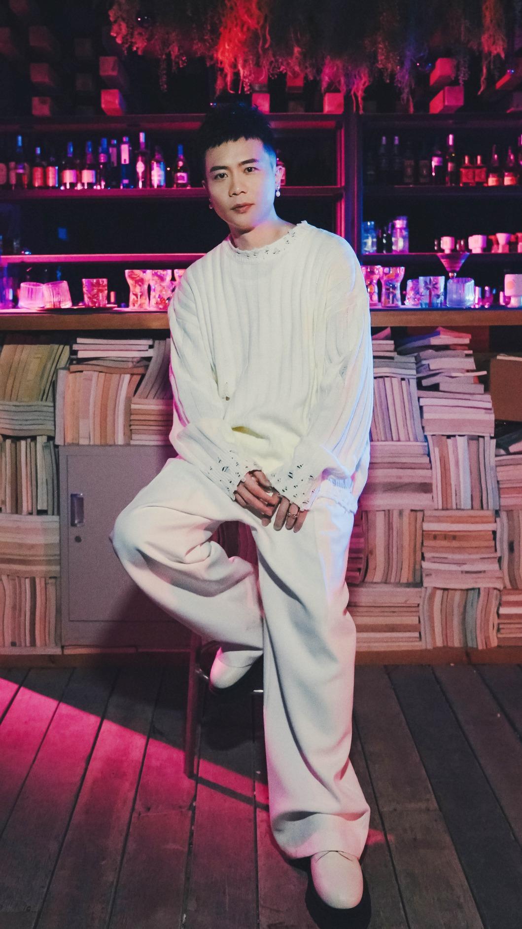 蕭秉治特地到劇中桑延開設的「加班」酒吧拍攝MV。（圖／相信音樂提供）