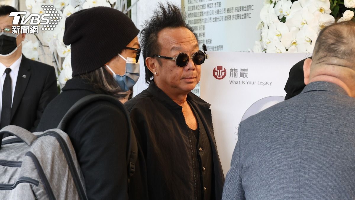 黃大煒受訪到一半哽咽。（圖／張哲鳴攝）