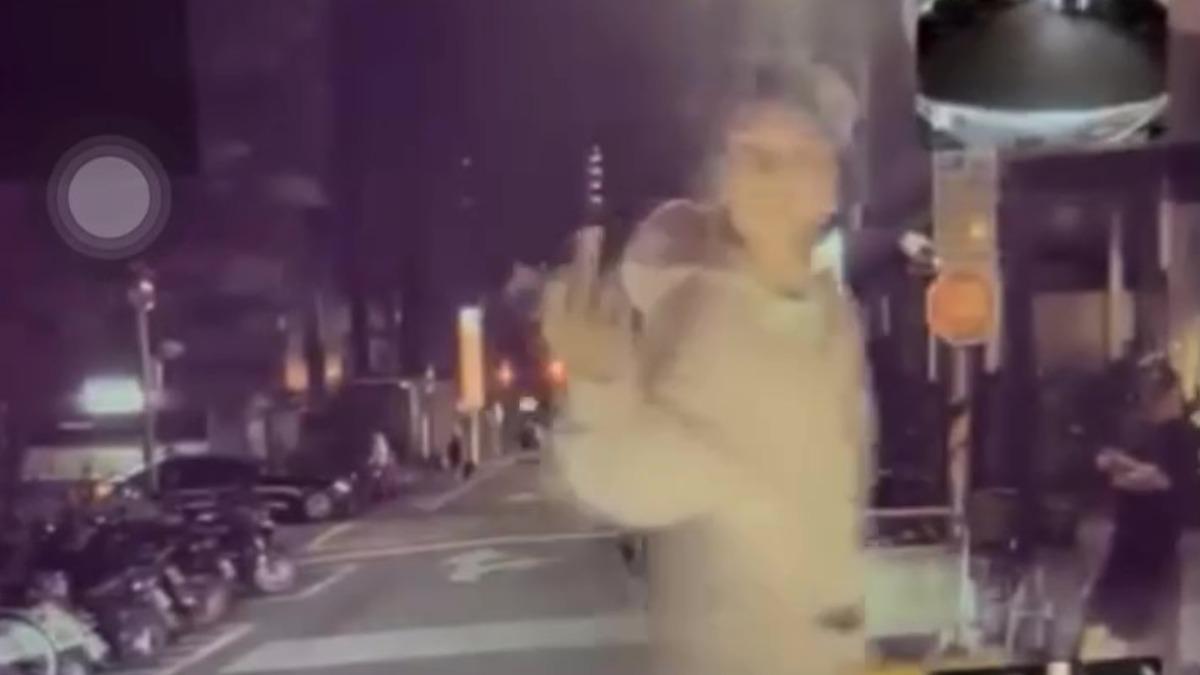 王大陸失控比中指。（圖／翻攝自畫面）