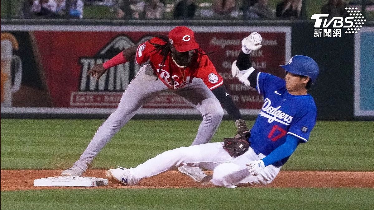 大谷翔平擊出安打想衝二壘被觸殺。（圖／達志影像美聯社）
