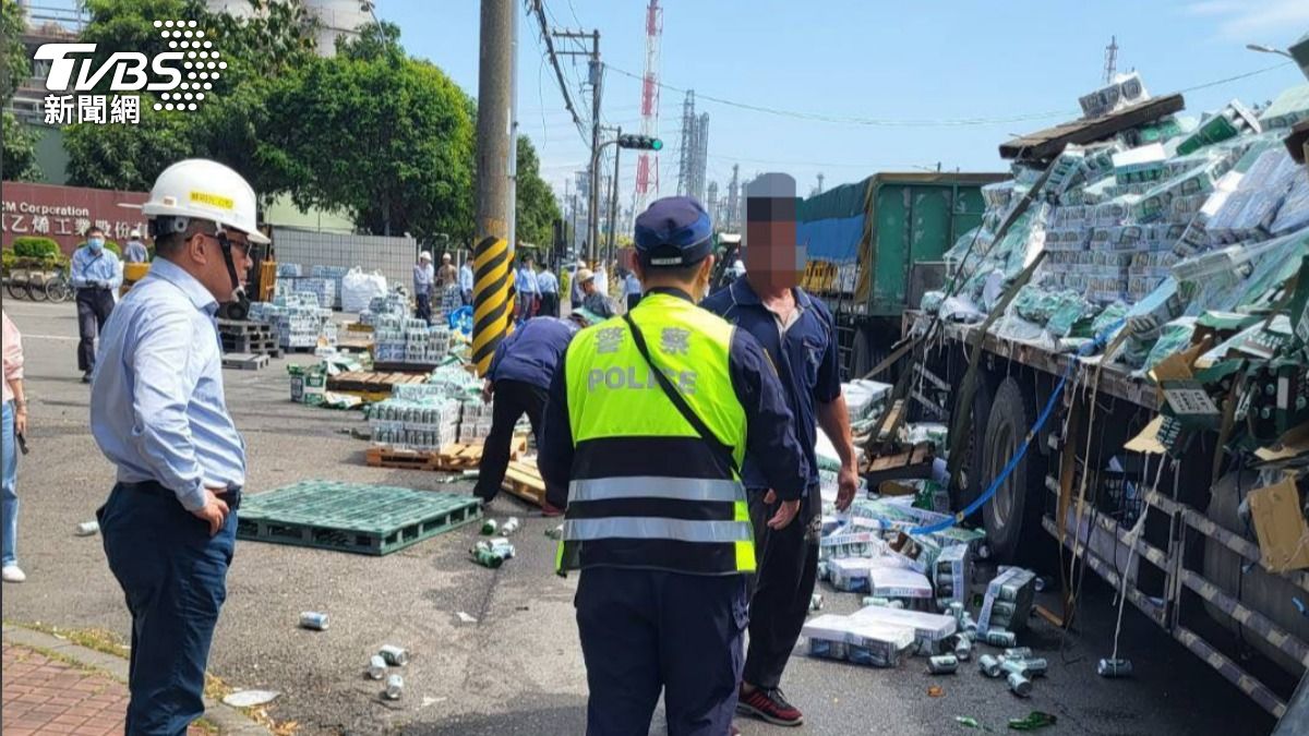 拖板車在下橋轉彎時，大量啤酒掉落在地。（圖／TVBS）