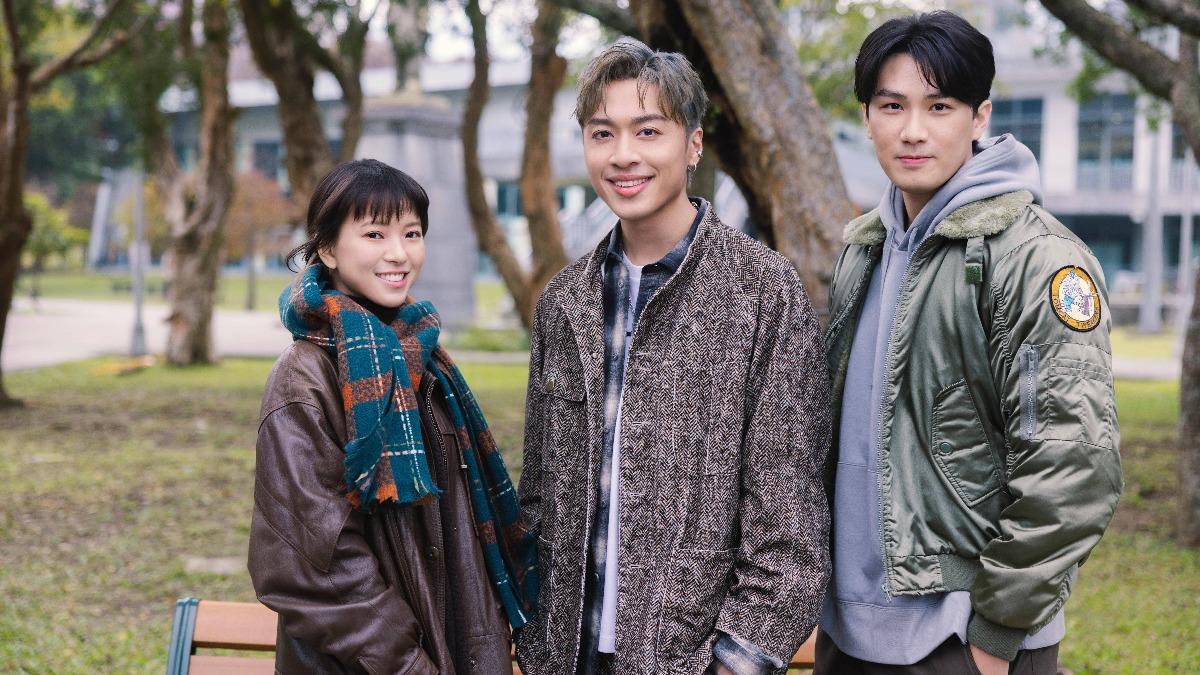 項婕如、宋亞倫幫潘宇謙（中）拍MV。（圖／認可音樂提供）