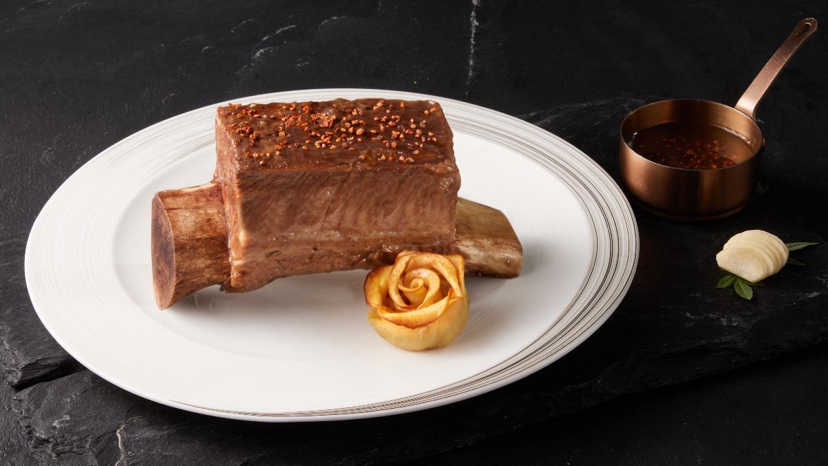 為了白色情人節的到來，王品牛排打造全新主餐「帶骨酥烤牛小排」。（圖／業者提供）