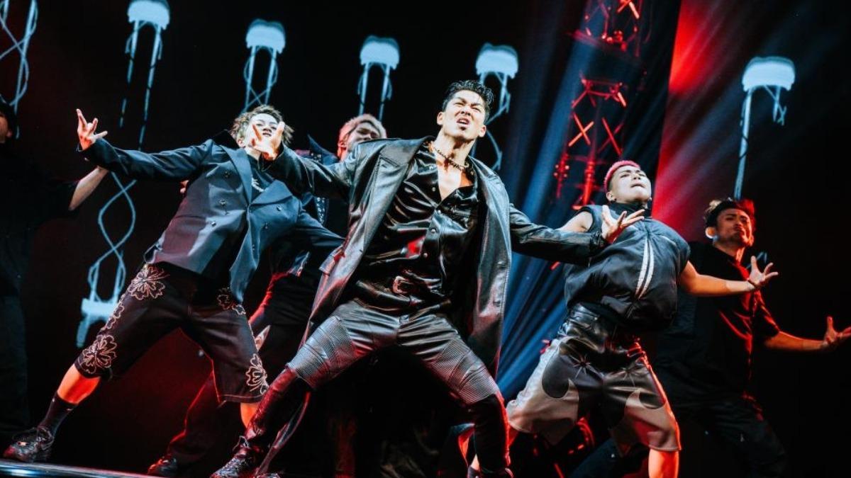 AKIRA（中）突接合作任務，零準備迎戰舞蹈對決。（圖／台灣大哥大MyVideo提供）