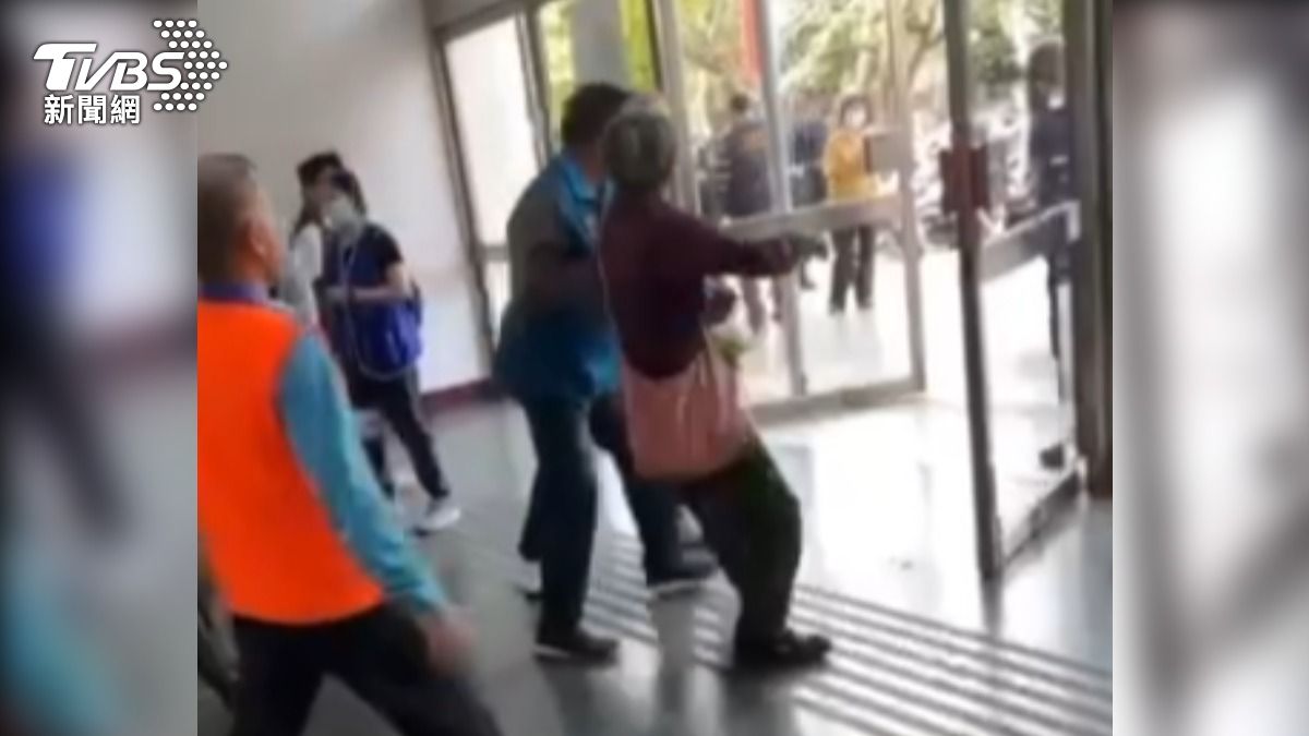 藍衣余姓男子將葉師強制架離。（圖／TVBS）