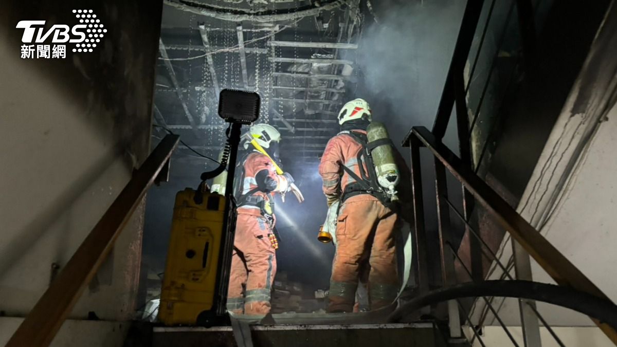 新竹市站前NIKE門市3樓倉庫起火，消防人員緊急灌救。（圖／TVBS）