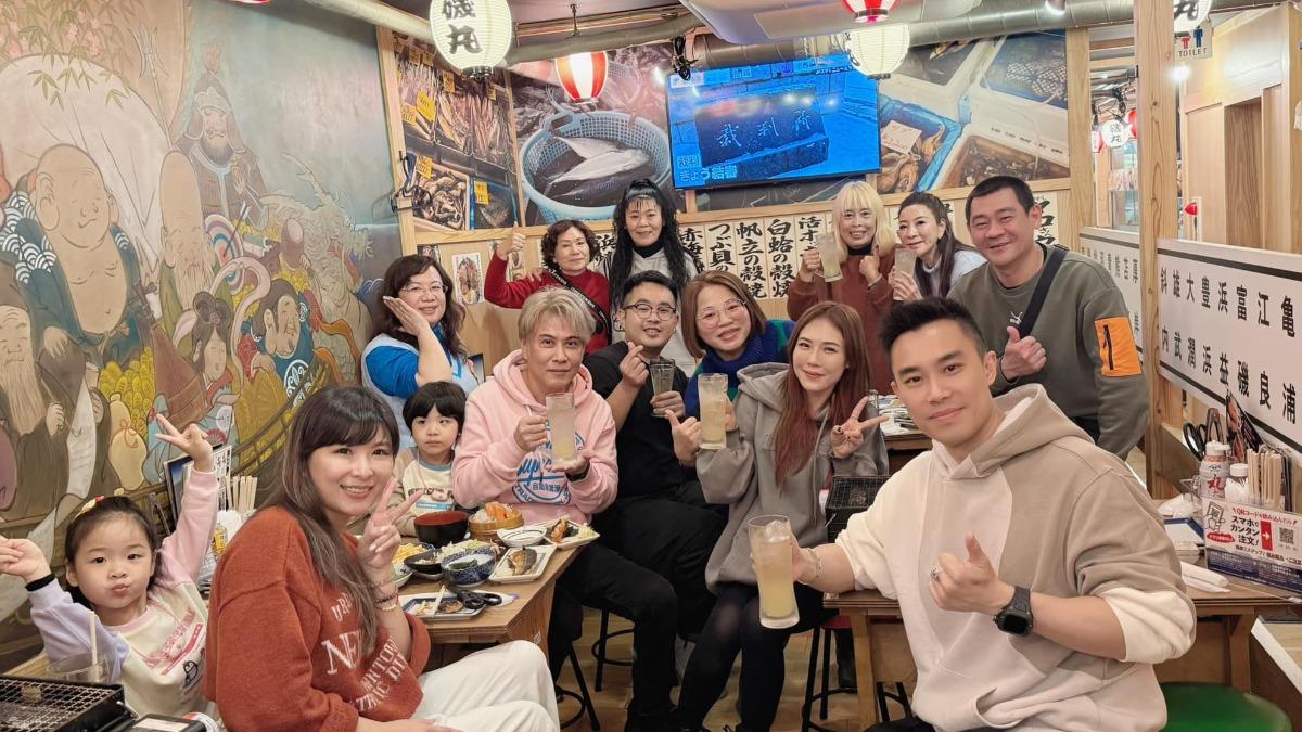 吳申梅老公Eric（右）請大家一起吃飯團聚。（圖／翻攝自吳申梅臉書）