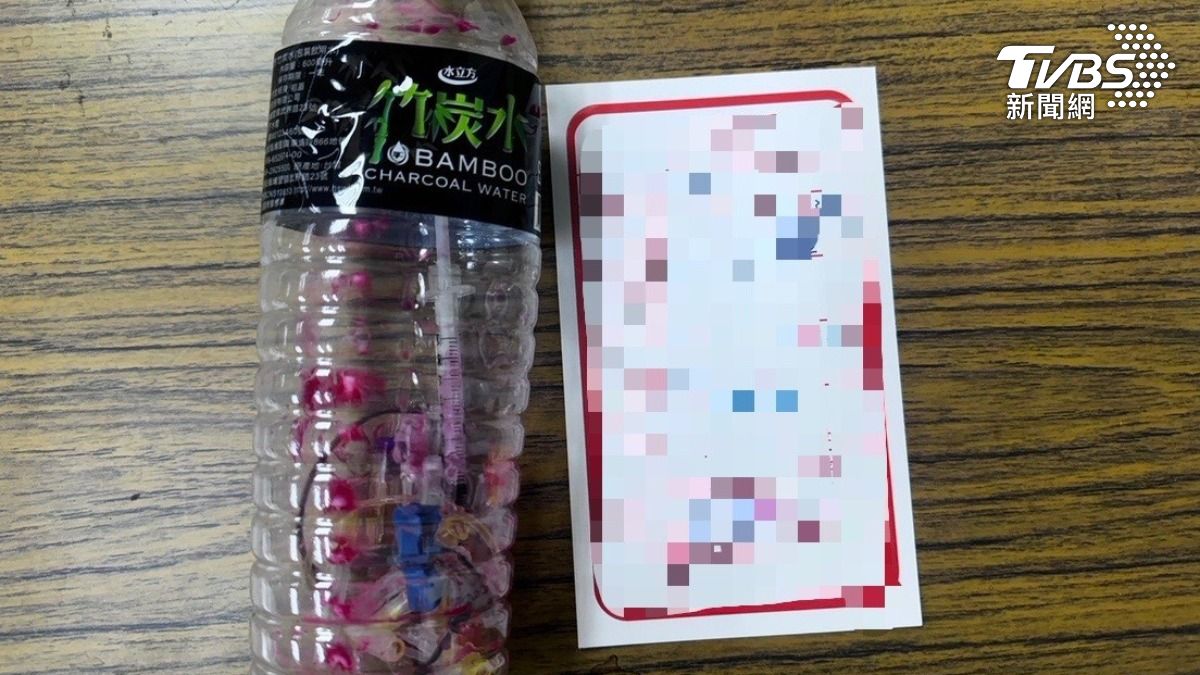 廢棄染血針頭隨意丟棄在空寶特瓶內。（圖／TVBS）