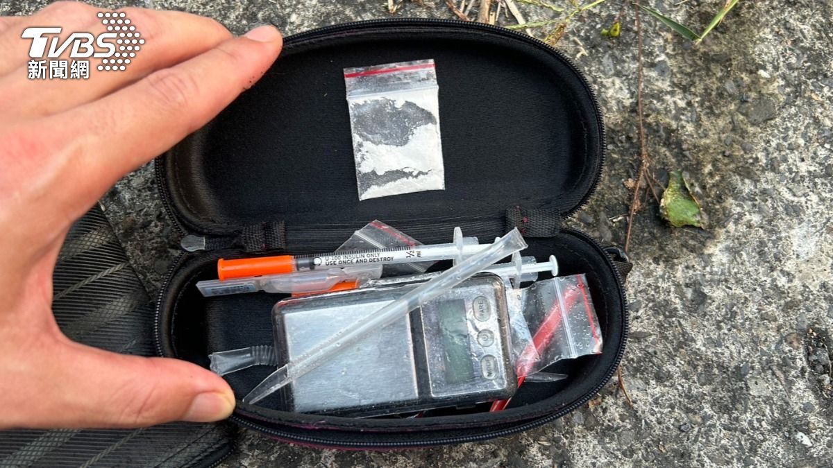 警方隨後在車上查扣海洛因、安非他命等毒品。（圖／TVBS）