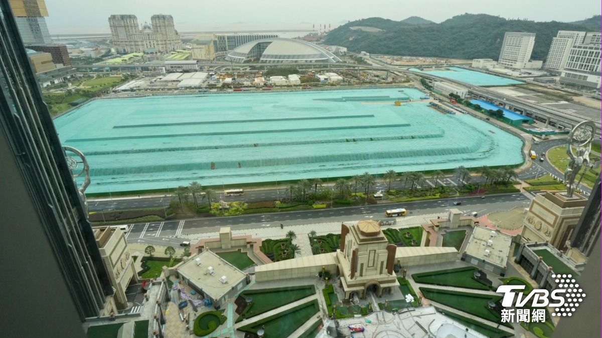 渡假村外設有游泳池。（圖／區國強攝）