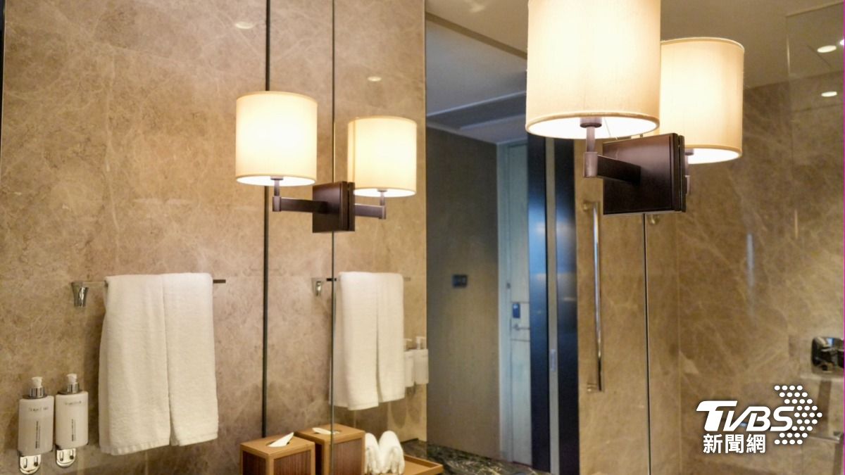 東超舉辦地點新濠影滙設有客房，圖為浴廁內裝。（圖／區國強攝）