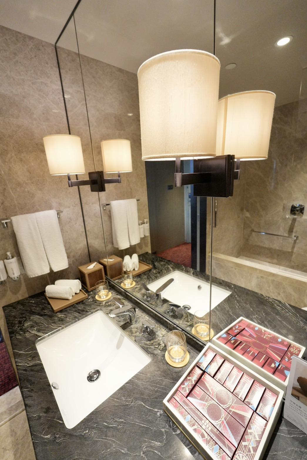 東超舉辦地點新濠影滙設有客房，圖為浴廁內裝。（圖／區國強攝）