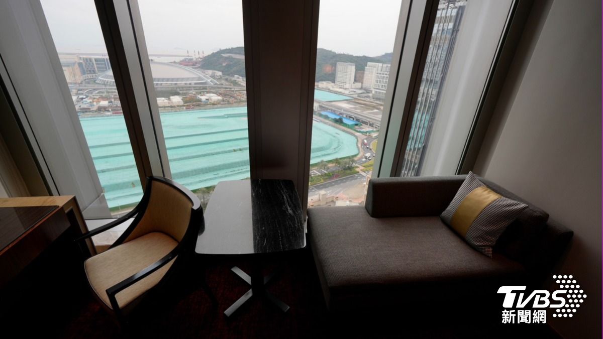 新濠影滙28樓客房，可俯瞰街景。（圖／區國強攝）