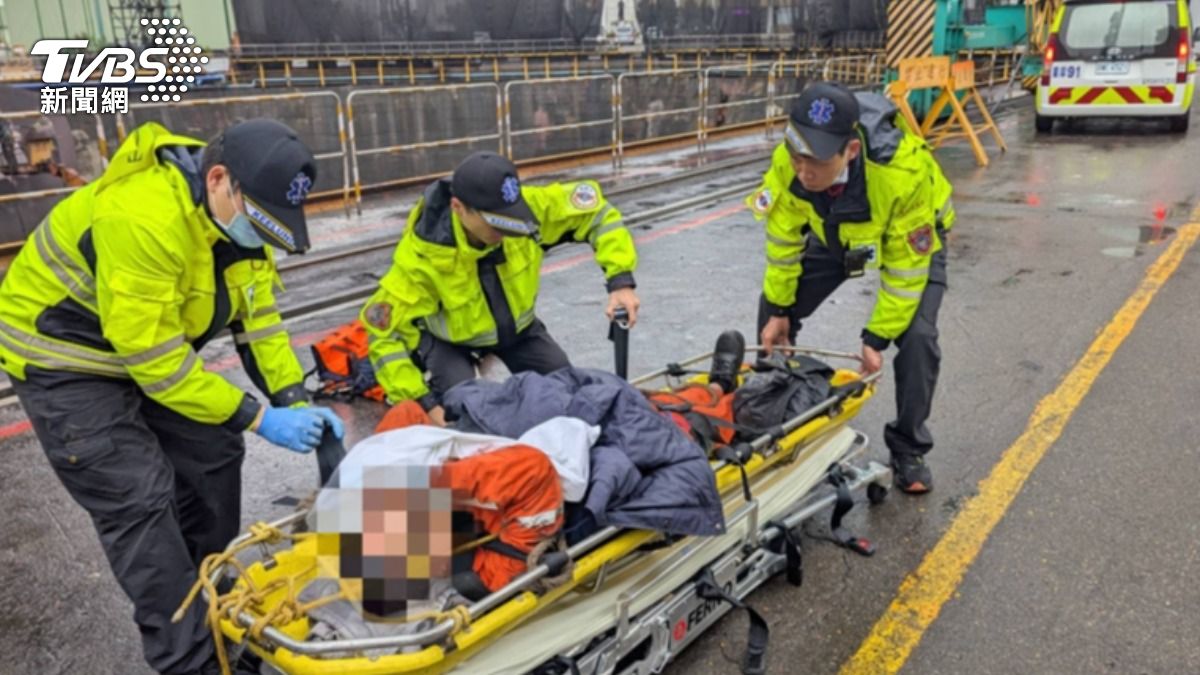 該名女子意識清楚，緊急送往醫院救治。（圖／TVBS）