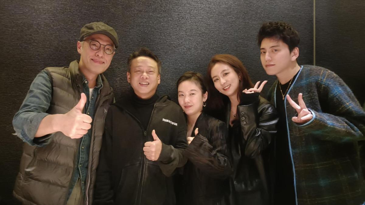 周曉涵（右二）和王大陸（右一）合作新電影。（圖／翻攝自李康生臉書）