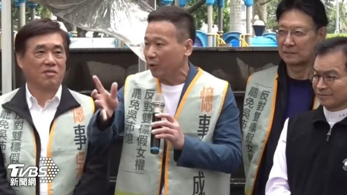 鍾小平（中）週二說要幫忙罷免吳沛憶。（圖／TVBS）