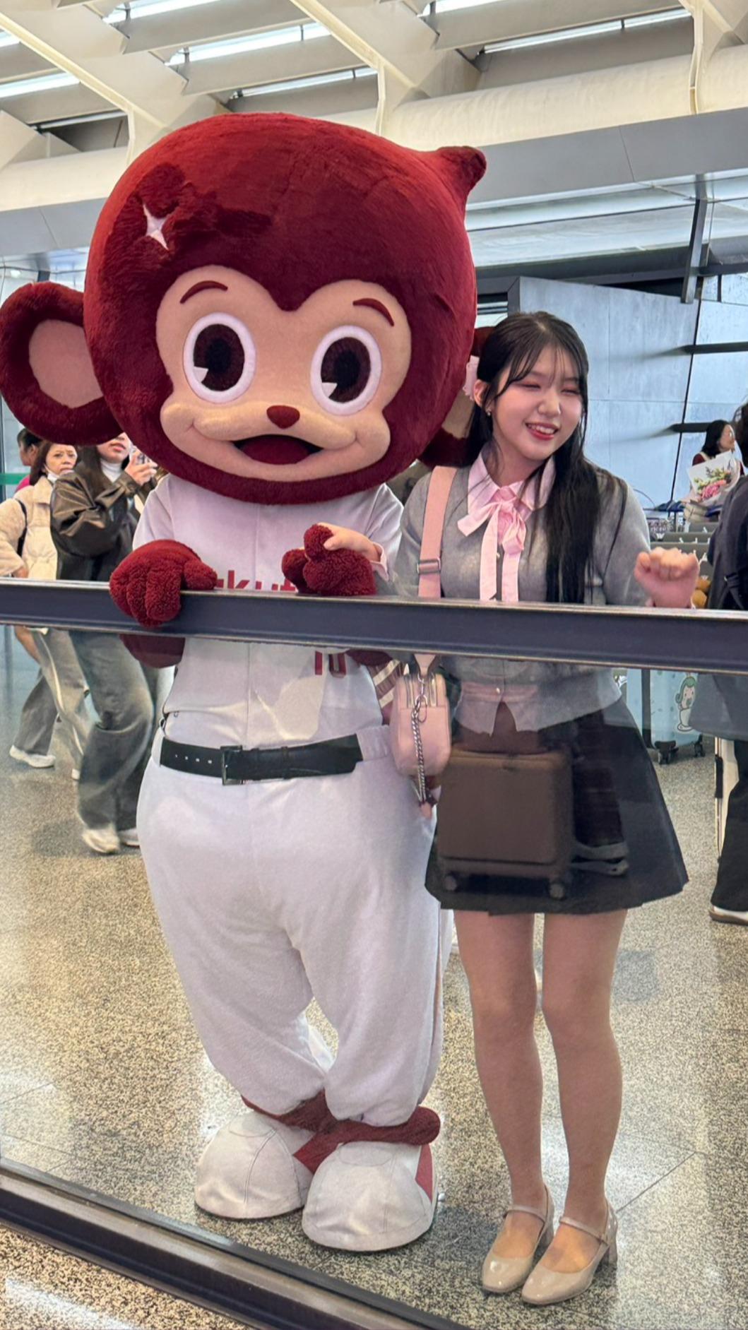 廉世彬與樂天吉祥物開心合照。（圖／樂天桃猿提供）