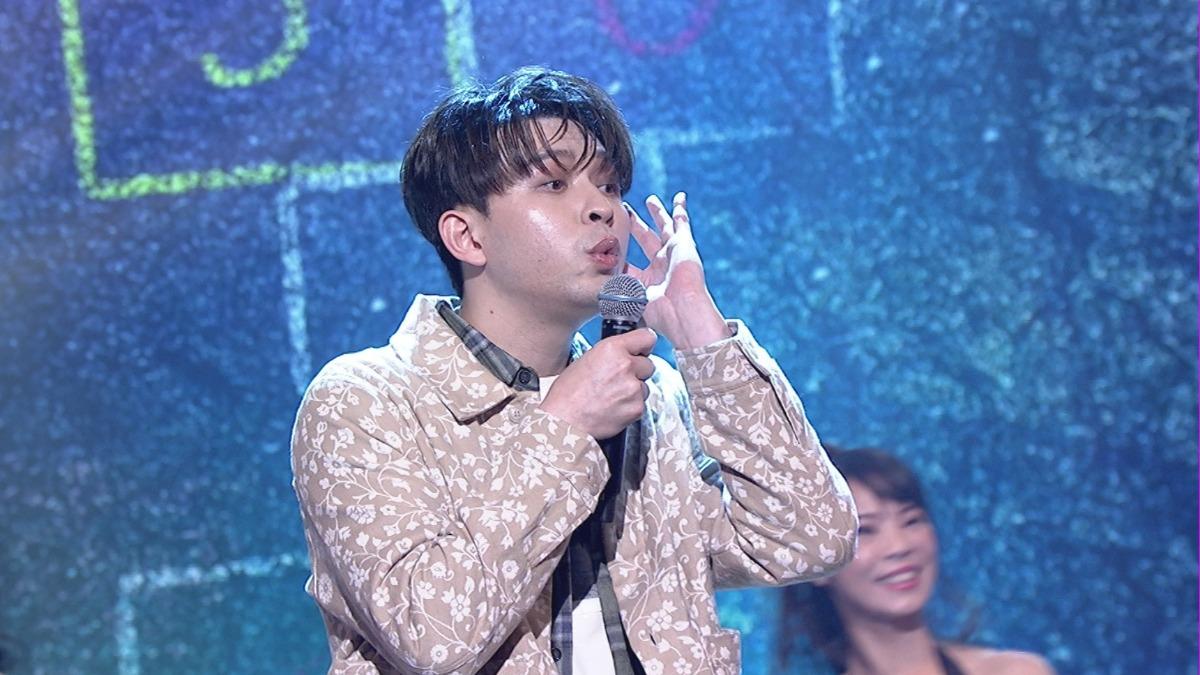 李子森唱歌吹口哨。（圖／中視提供）