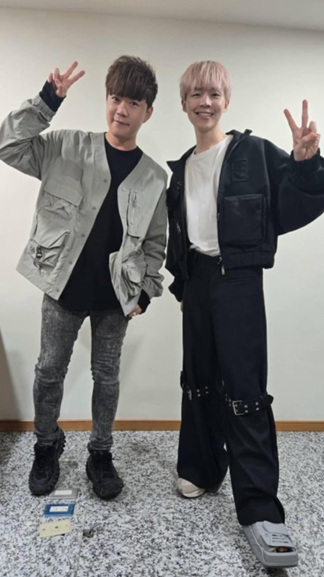 黃氏兄弟的瑋瑋負傷前來力挺李岳的直播節目回歸。（圖／李岳提供）