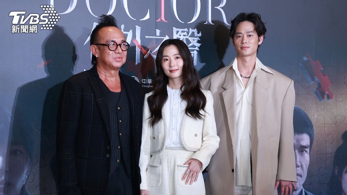 黃大煒（左起）、許安植、夏騰宏出席《化外之醫》上檔記者會。（圖／黃城碩攝）