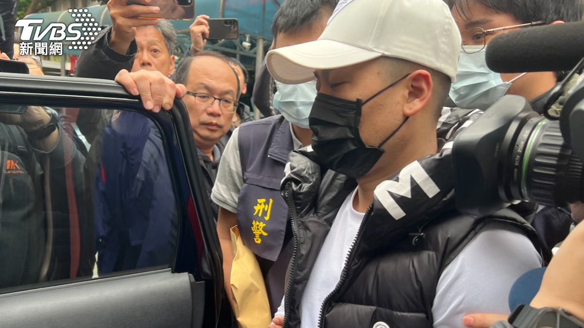 小阿俊移送過程不發一語。（圖／張貴翔攝）