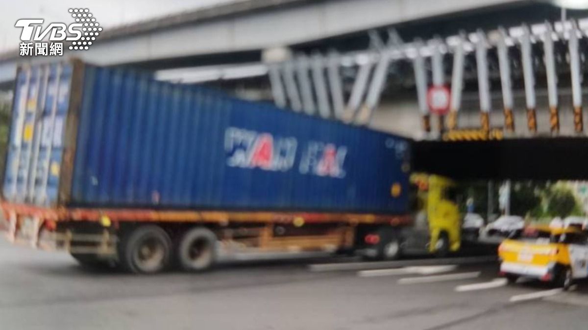 據了解貨櫃車肇事後一度想倒車離開現場。（圖／TVBS）