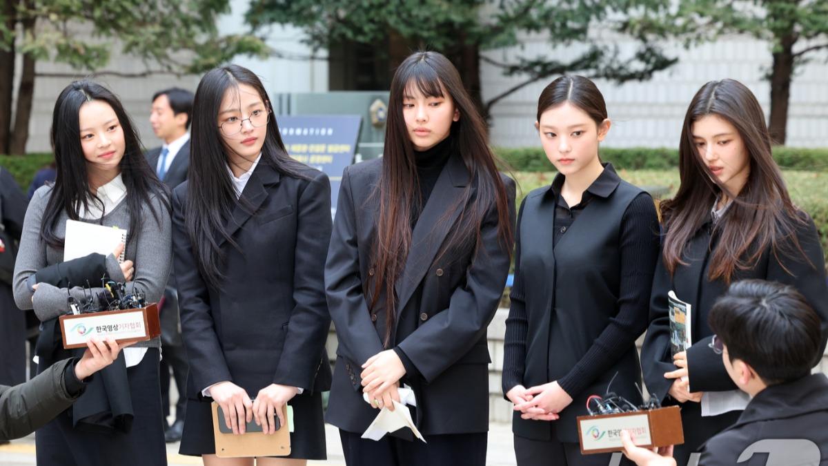 NewJeans今天全員親自到法院也接受媒體訪問。（圖／news1提供）