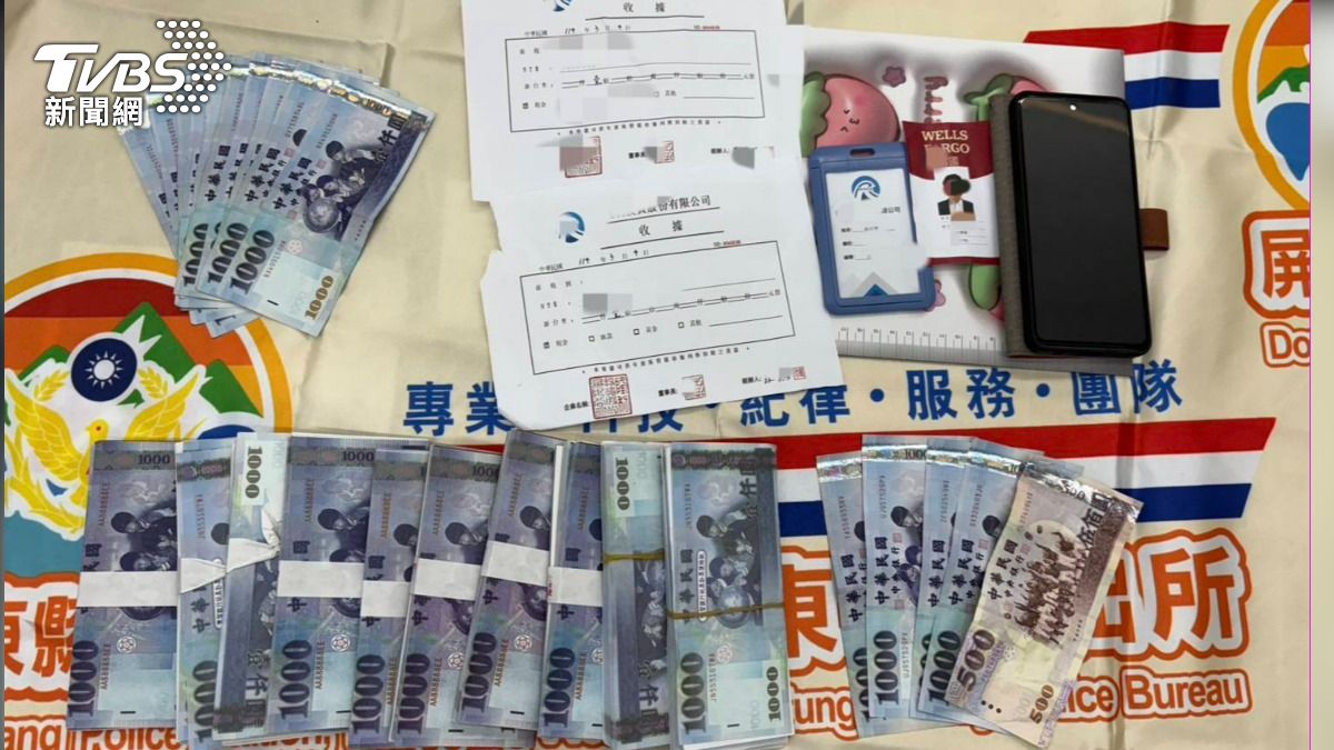 警方查扣不法文件金錢。（圖/TVBS）