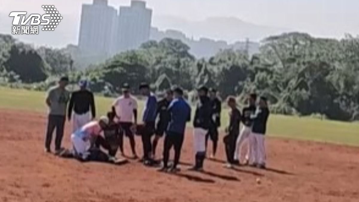 休假消防員搶救病患。（圖／TVBS）