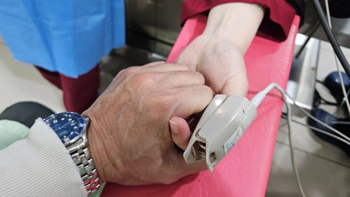 馬力歐緊握老婆的手。（圖／翻攝自馬力歐臉書）