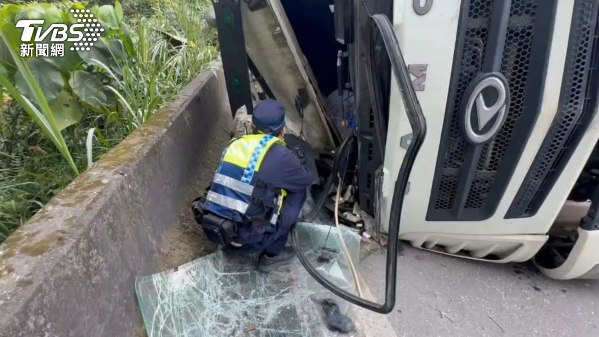 花蓮台9線砂石車翻覆。（圖／TVBS）